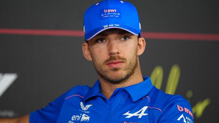 Pierre Gasly in Teamkleidung bei der Pressekonferenz zur Vorbereitung in Bahrain