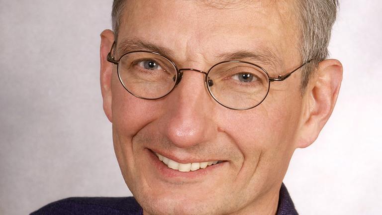 Porträt von Prof. Dr. Pietro Nenoff, Dermatologe und Laborarzt in Leipzig-Mölbis