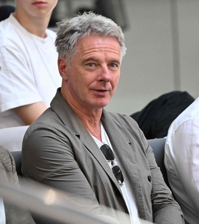 Fernsehmoderator Jörg Pilawa (Mitte), Lebensgefährte des Präsidenten des Deutschen Bundestages (Unterhaus des Parlaments), sitzt auf der Besuchertribüne.