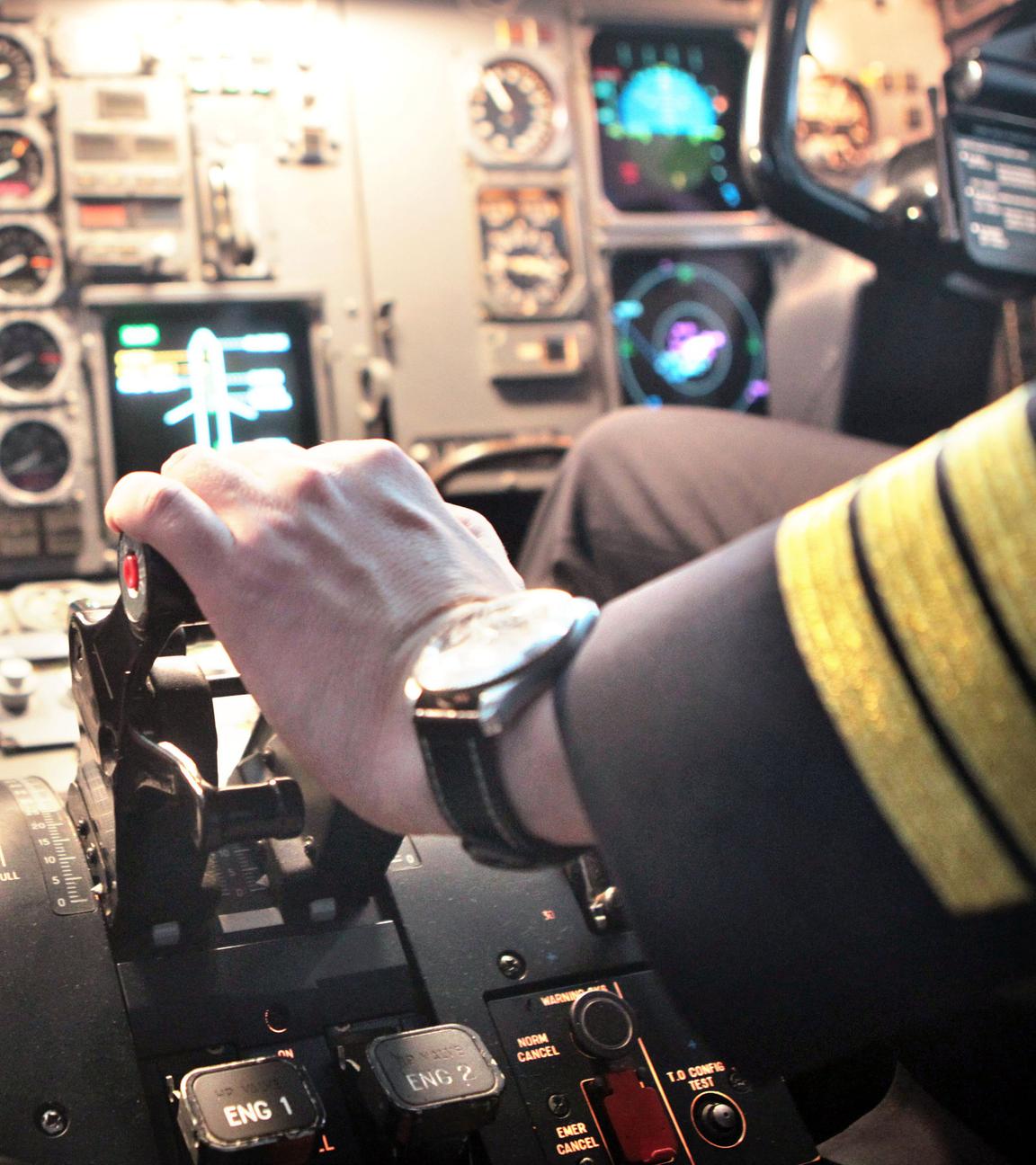 Symbolbild: Pilot bei der Steuerung eines Flugzeuges