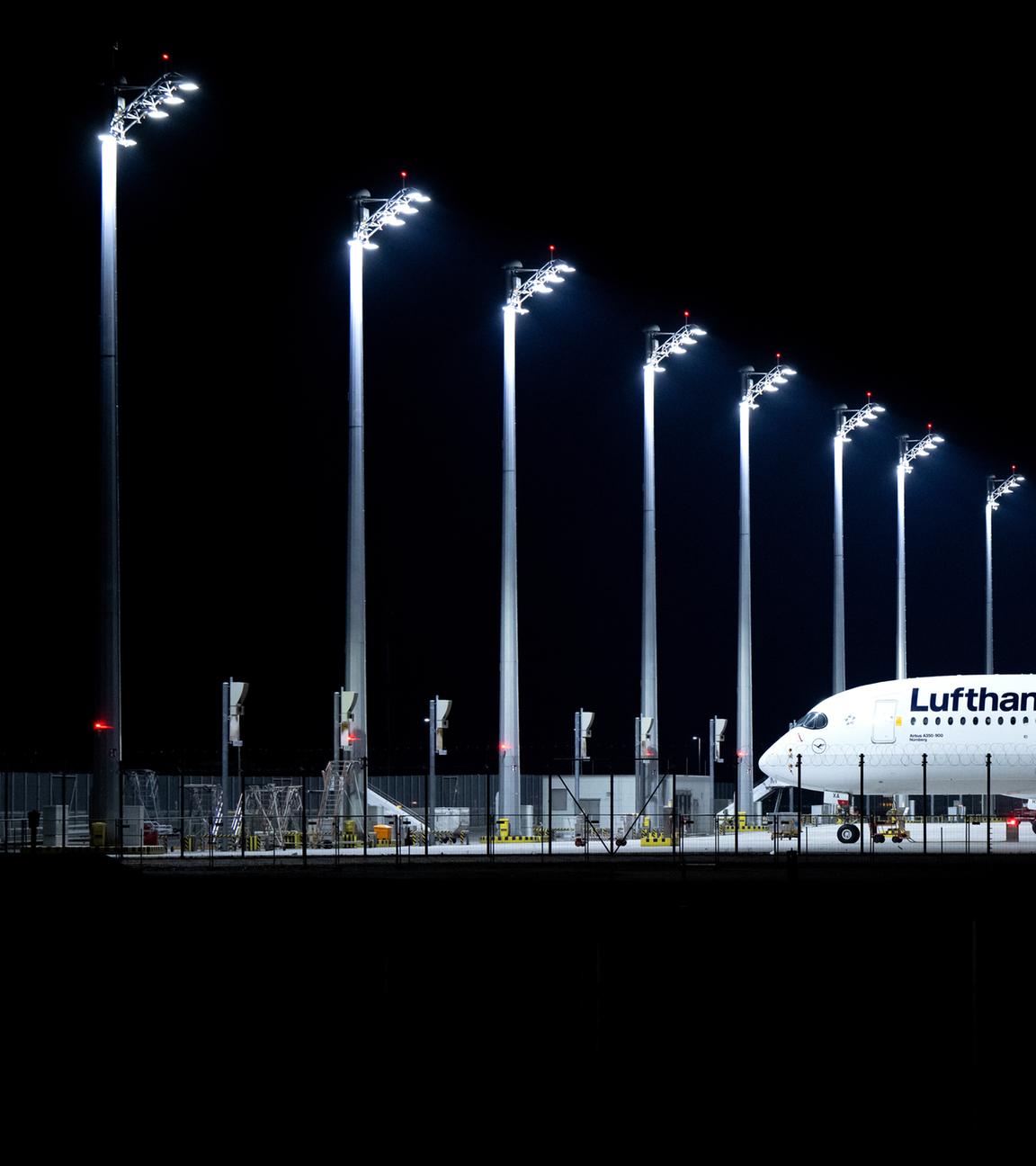 Symbolbild: Ein Flugzeug der Lufthansa steht am Flughafen München