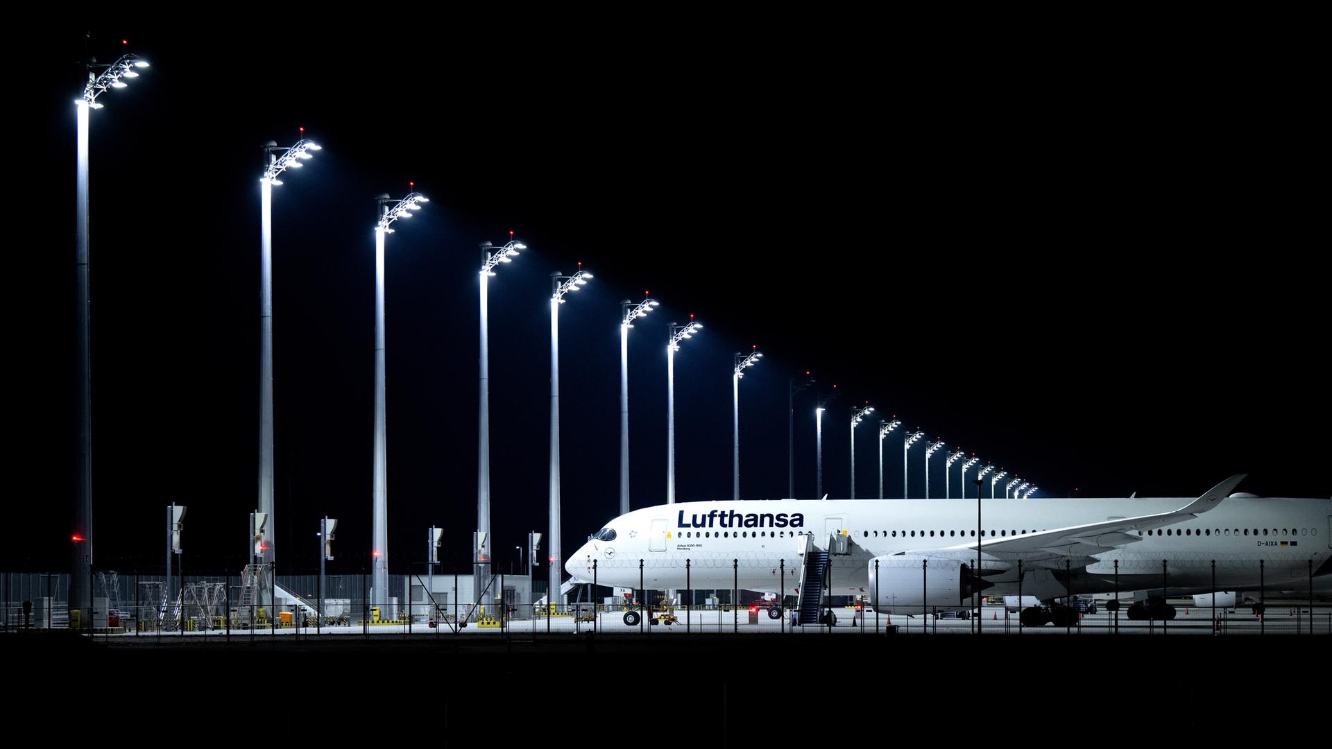 Symbolbild: Ein Flugzeug der Lufthansa steht am Flughafen München