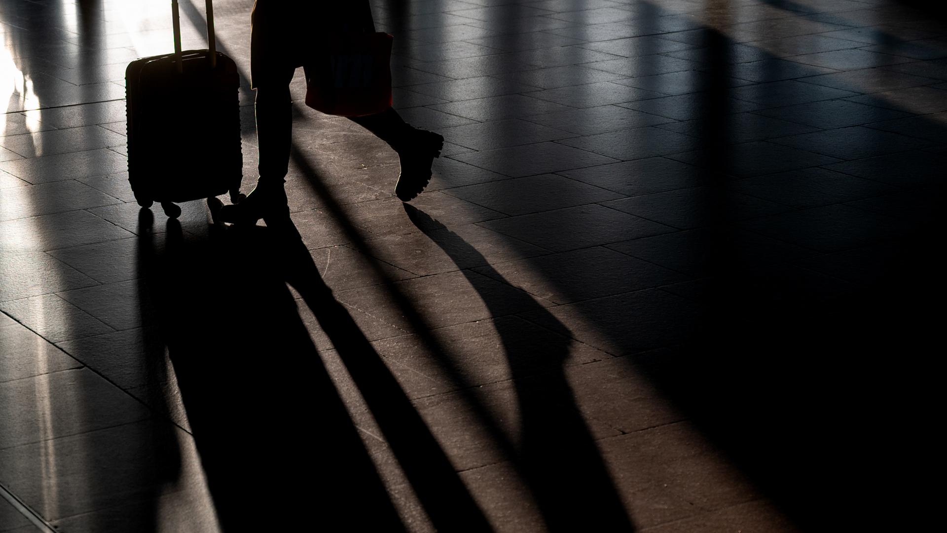 Eine Frau geht mit einem Koffer durch den Hamburger Flughafen am 12.03.2026 
