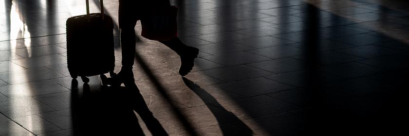 Eine Frau geht mit einem Koffer durch den Hamburger Flughafen am 12.03.2026 