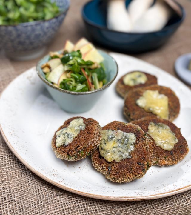 Pilz-Frikadellen mit Apfel-Walnuss-Salat