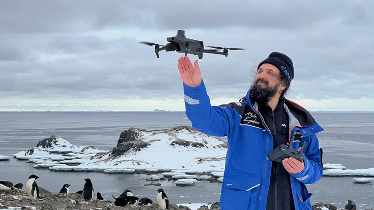 Wissenschaftler Osama Mustafa mit einem Quadrokopter, der auf den Danger Islands bei der Zählung der Pinguine helfen soll.