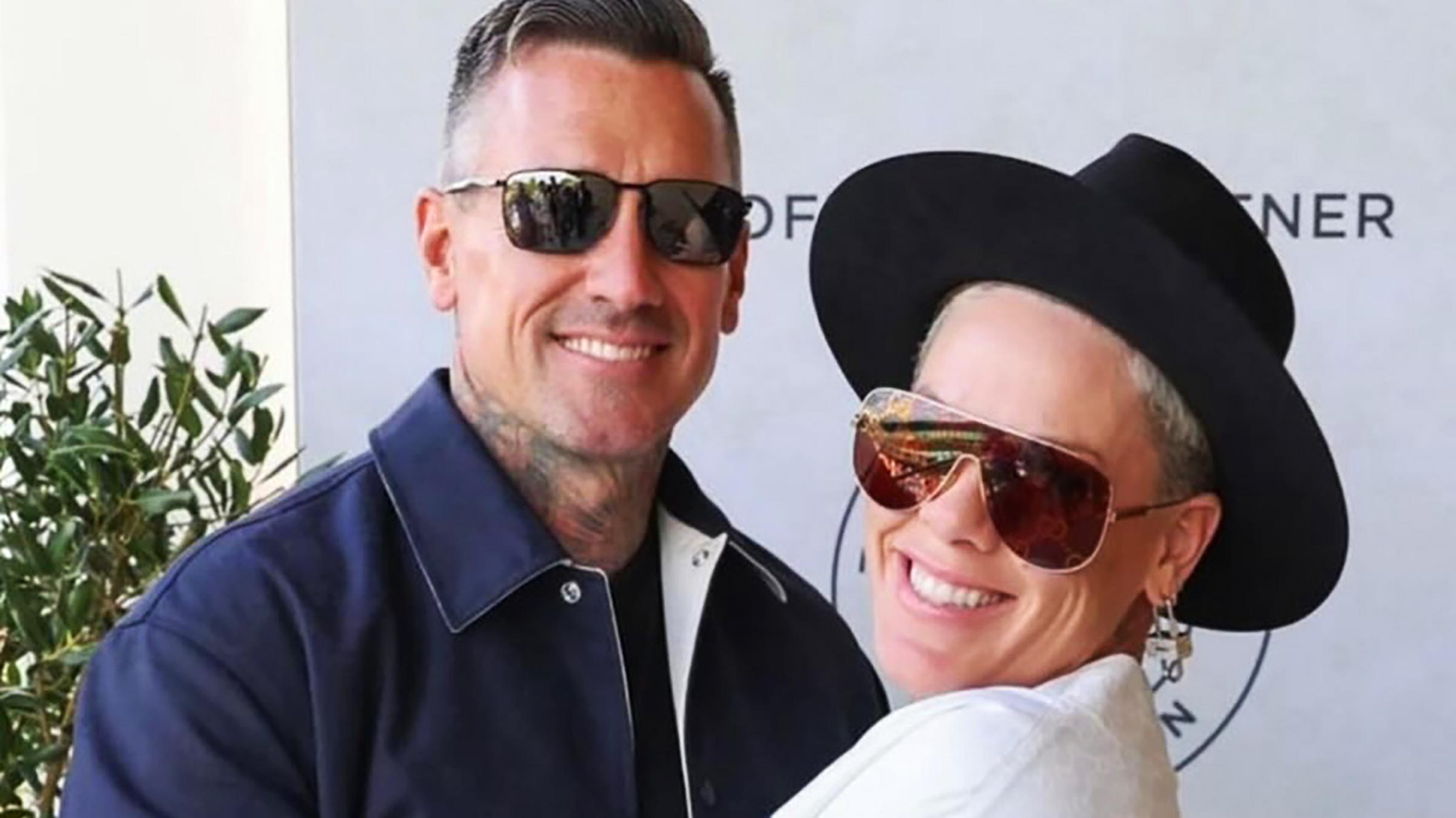 Carey Hart, der Ehemann von Sängerin Pink, musste notoperiert werden. Der Lenker seines Motorrads hatte sich bei einem Sturz in seinen Bauch gerammt. Jetzt muss er sich erholen. (19.05.2025)