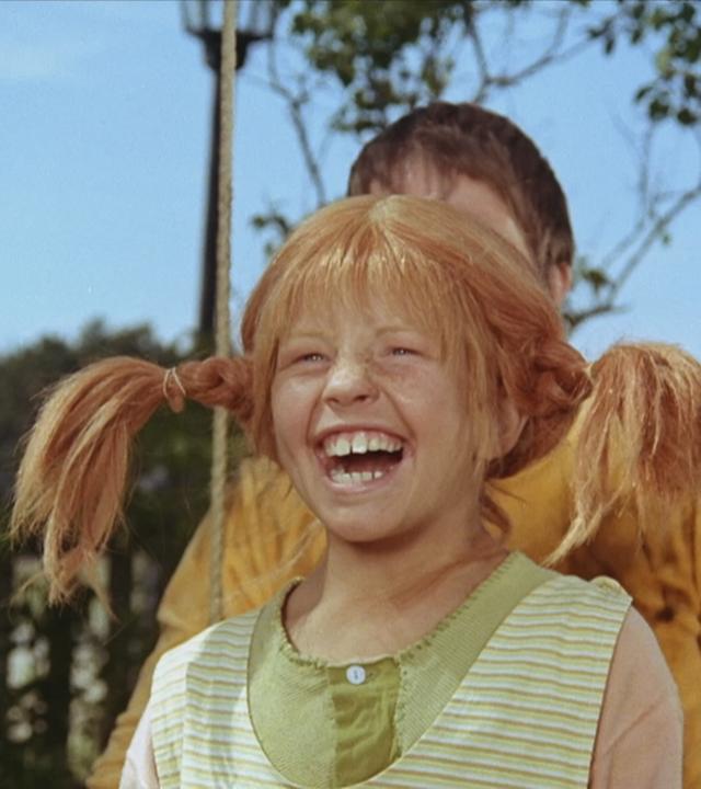 Pippi Langstrumpf grinst in die Kamera