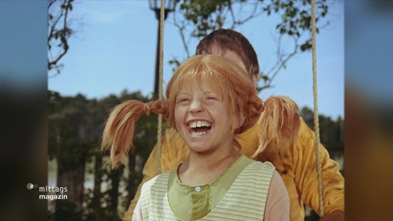 Pippi Langstrumpf grinst in die Kamera