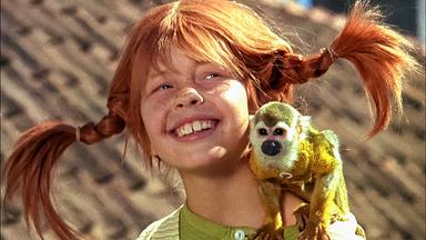 Pippi hat ihr Äffchen "Herr Nilsson" auf der Schulter.