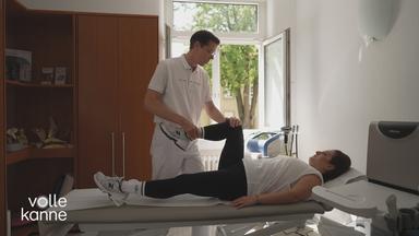 Das Bild zeigt einen Arzt oder Physiotherapeuten, der Übungen zum dehnen des Piriformis-Muskels macht.