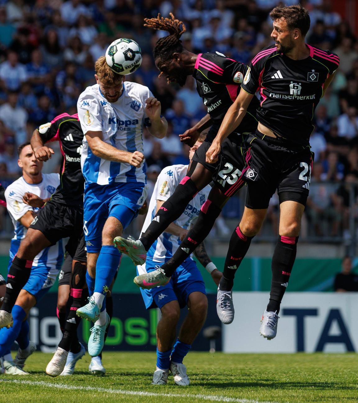 Yannick Griess (FK 03 Pirmasens / Mitte) klärt per Kopfball vor Jordan Torunarigha (Hamburger SV / Mitte)) und Jonas Meffert (Hamburger SV / rechts), 