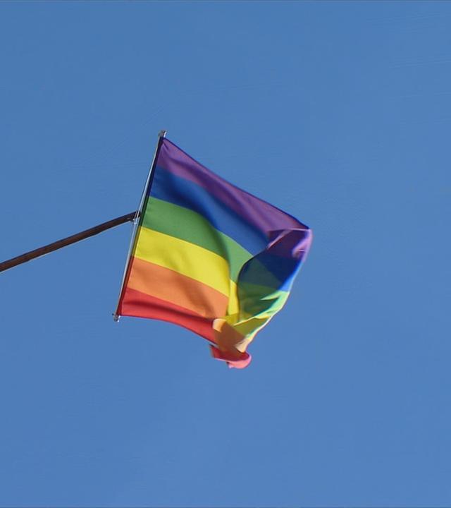 Regenbogenfahne an Kirche in Pirna
