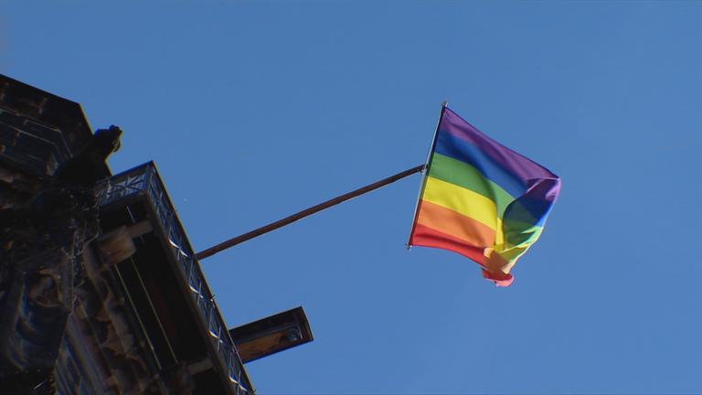 Regenbogenfahne an Kirche in Pirna