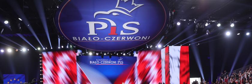 PiS-Parteichef Jaroslaw Kaczynski hält eine Rede.