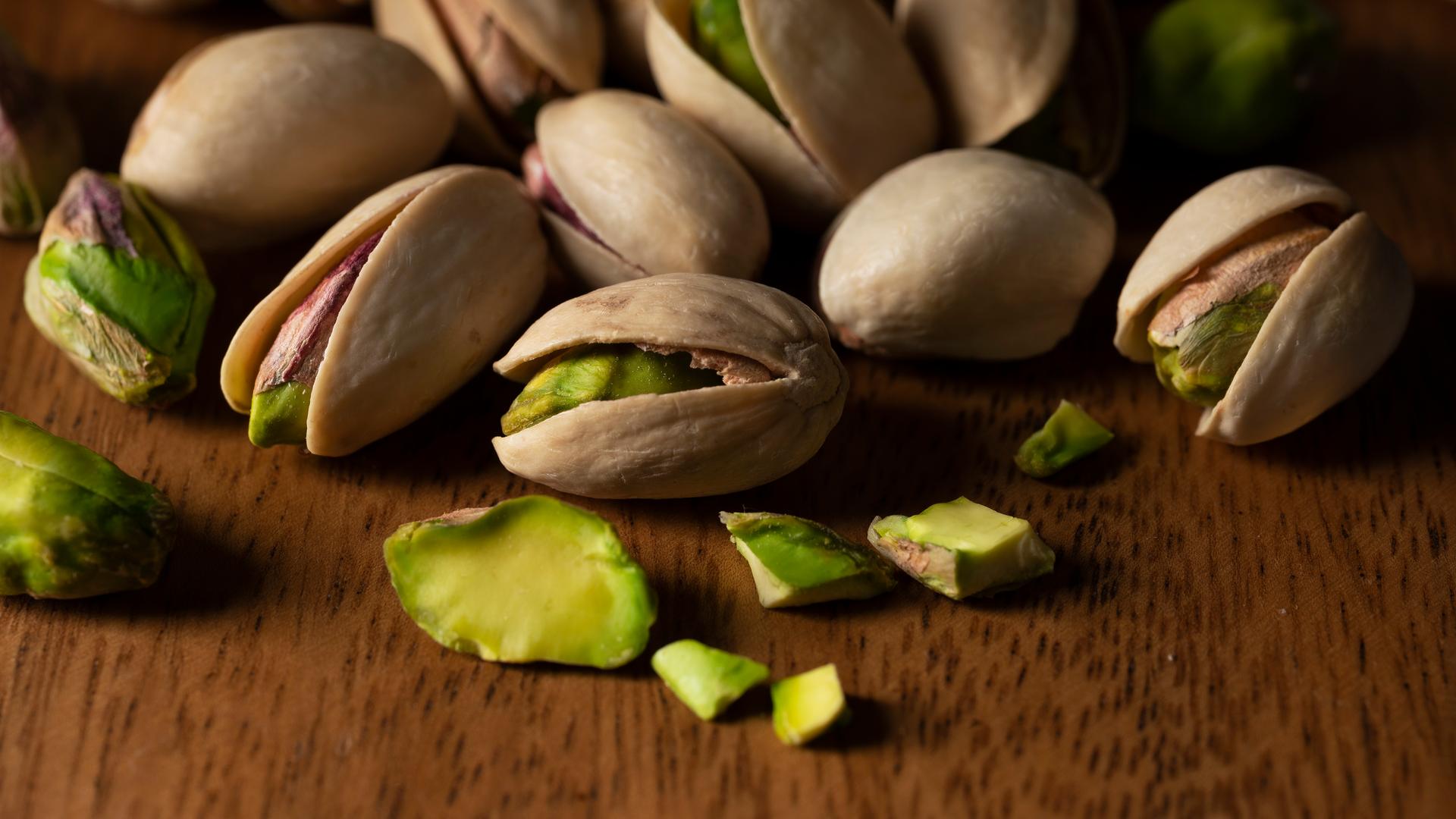Pistazien auf einem Holzbrett.