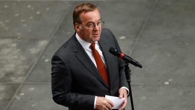 Bundesverteidigungsminister Boris Pistorius spricht auf einer Pressekonferenzüber die Planung und Beschaffung der Bundeswehr.