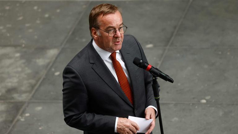 Bundesverteidigungsminister Boris Pistorius spricht auf einer Pressekonferenzüber die Planung und Beschaffung der Bundeswehr.