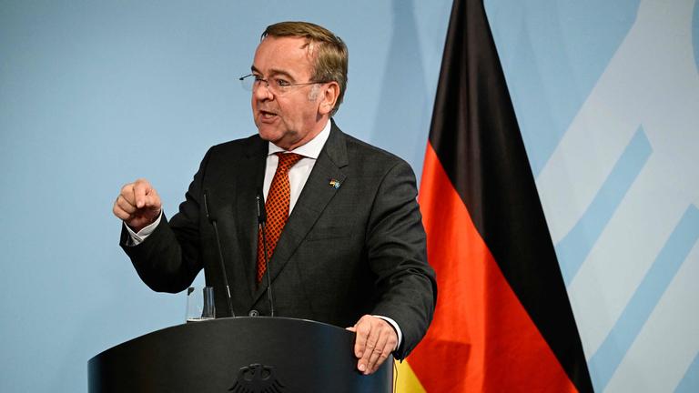 Verteidigungsminister Boris Pistorius bei einer Pressekonferenz in Schweden.