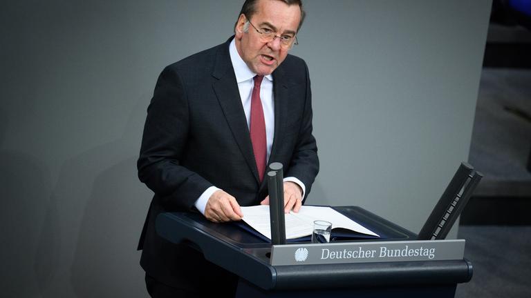 Bundesverteidigungsminister Pistorius (SPD) spricht während der Aktuellen Stunde im Deutschen Bundestag über die Lage in Iran.