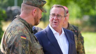 Bundesinnenminister Dobrindt muss einen politischen Spagat schaffen: Die SPD lehnt eine Wiedereinführung der Wehrpflicht ab, laut der Bundeswehr führt kein Weg daran vorbei.