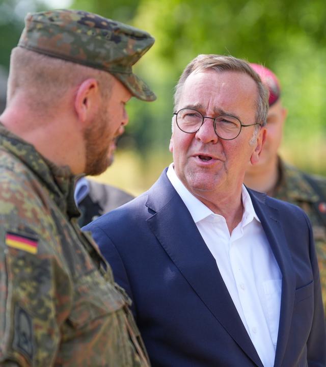 Bundesinnenminister Dobrindt muss einen politischen Spagat schaffen: Die SPD lehnt eine Wiedereinführung der Wehrpflicht ab, laut der Bundeswehr führt kein Weg daran vorbei.