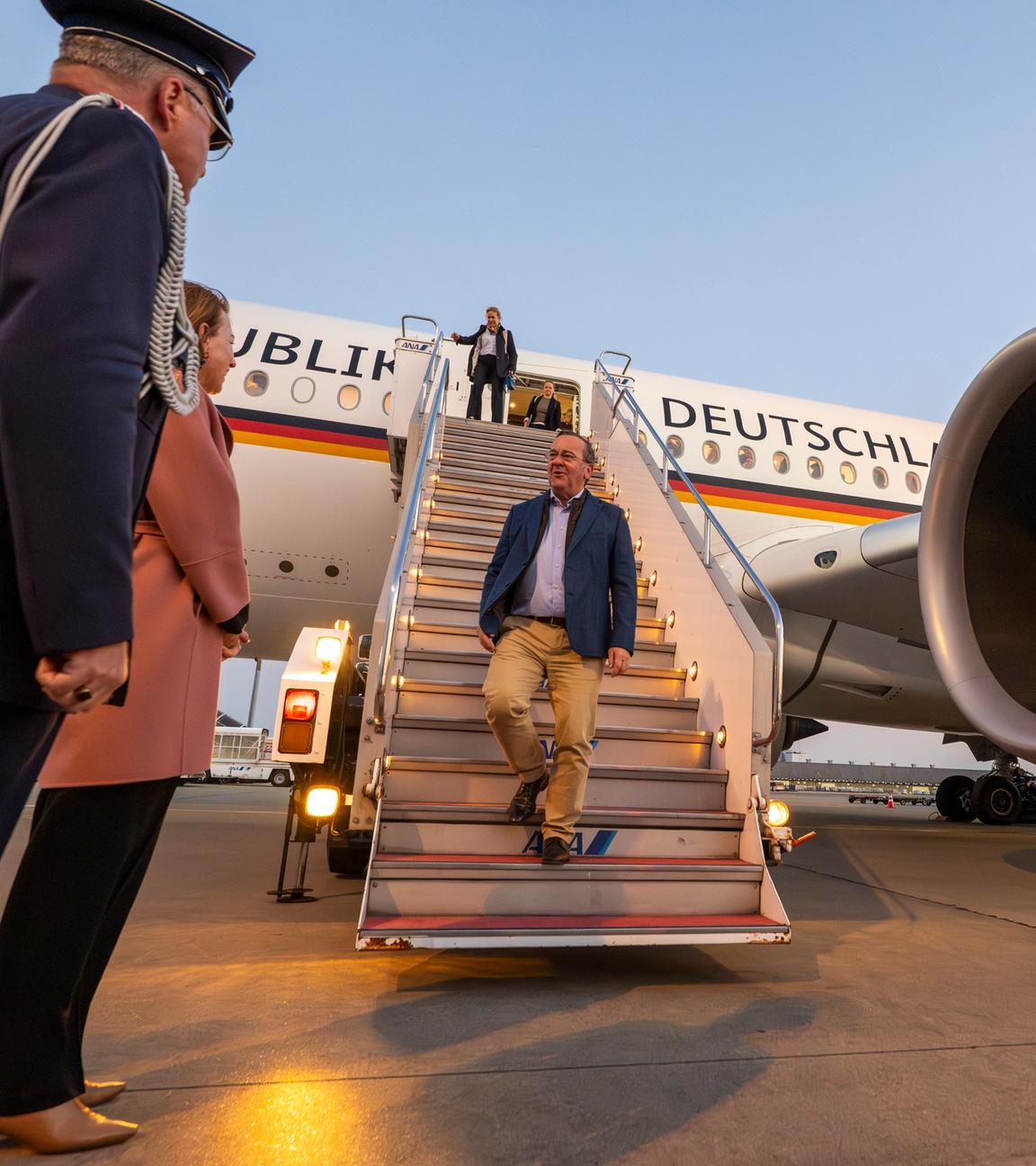 Boris Pistorius steigt aus Flieger aus nach der Landung in Japan 