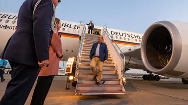 Boris Pistorius steigt aus Flieger aus nach der Landung in Japan 