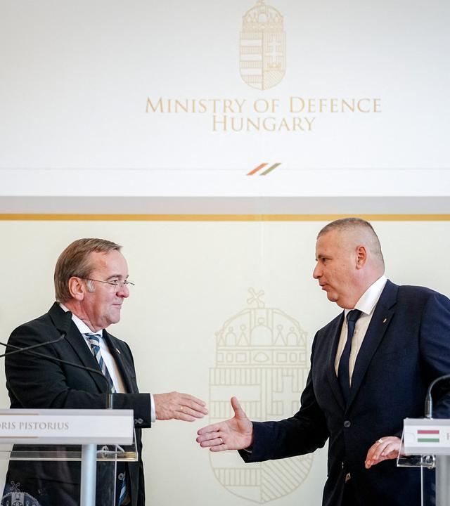  Bundesverteidigungsminister Boris Pistorius (SPD) und Romulusz Ruszin-Szendi, Verteidigungsminister von Ungarn, geben sich nach einer Pressekonferenz die Hand.