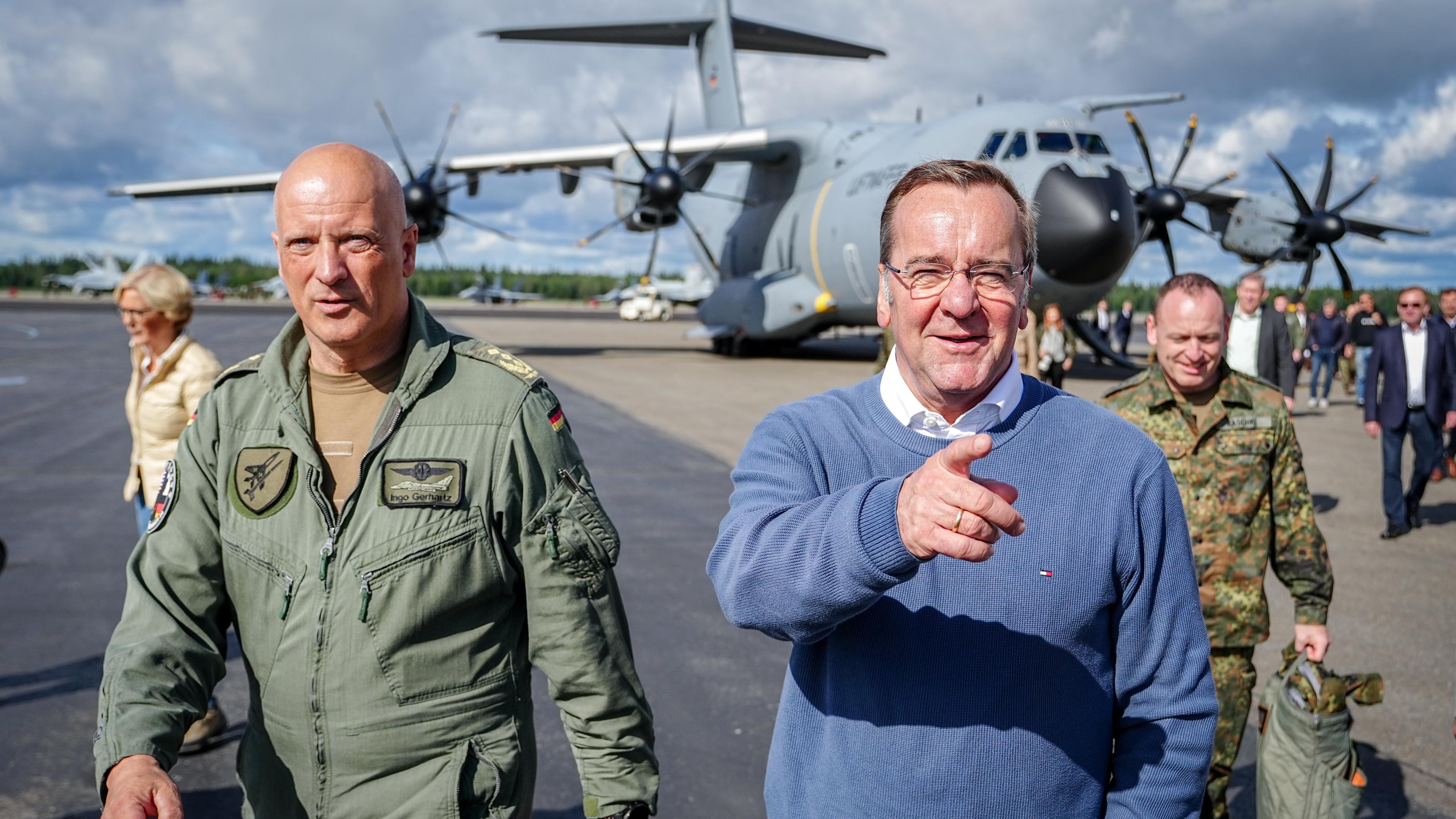 Boris Pistorius (r, SPD), Bundesminister der Verteidigung, und Ingo Gerhartz, Inspekteur der Luftwaffe, beobachten die Nato-Übung «Arctic Defender 2024» auf der Eielson Air Force Base bei Fairbanks im US - Bundesstaat Alaska