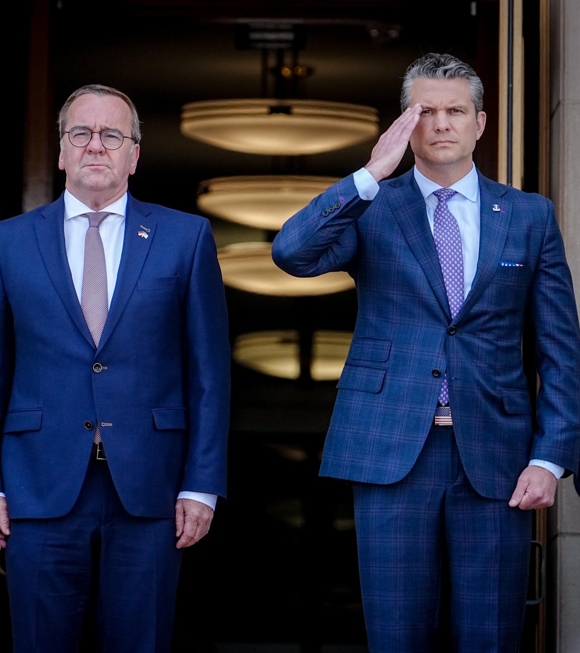  Boris Pistorius, Bundesminister der Verteidigung, wird von seinem US-amerikanischen Amtskollegen Pete Hegseth mit militärischen Ehren empfangen.