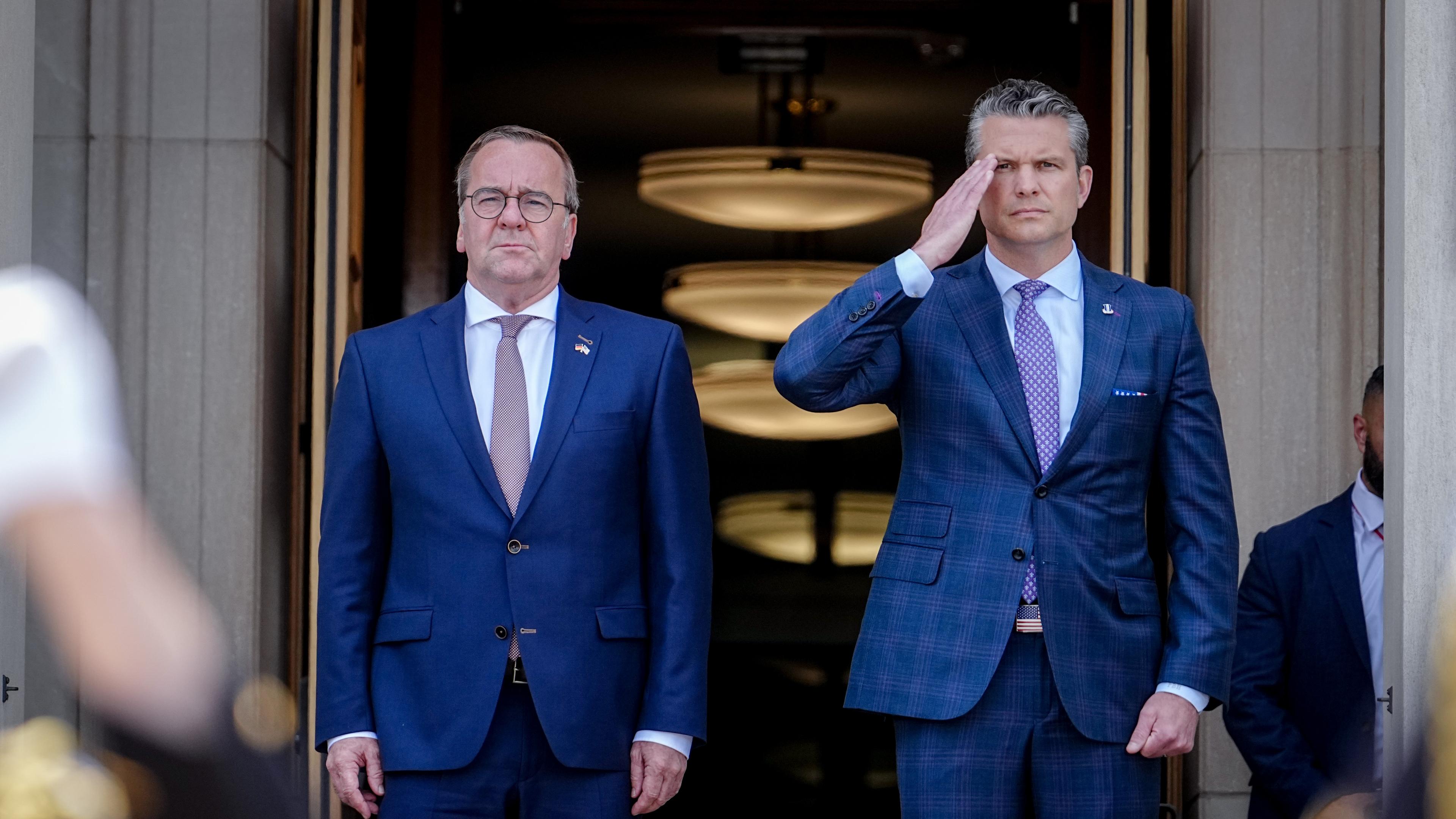  Boris Pistorius, Bundesminister der Verteidigung, wird von seinem US-amerikanischen Amtskollegen Pete Hegseth mit militärischen Ehren empfangen.