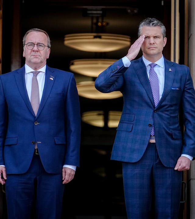  Boris Pistorius, Bundesminister der Verteidigung, wird von seinem US-amerikanischen Amtskollegen Pete Hegseth mit militärischen Ehren empfangen.