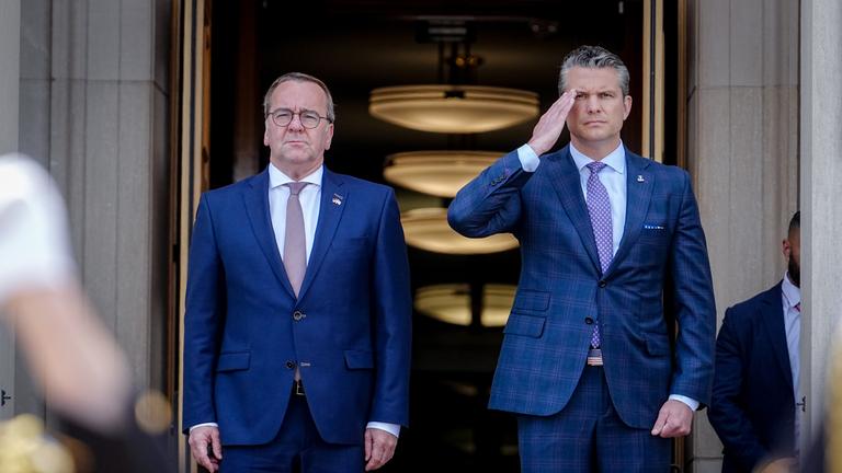  Boris Pistorius, Bundesminister der Verteidigung, wird von seinem US-amerikanischen Amtskollegen Pete Hegseth mit militärischen Ehren empfangen.