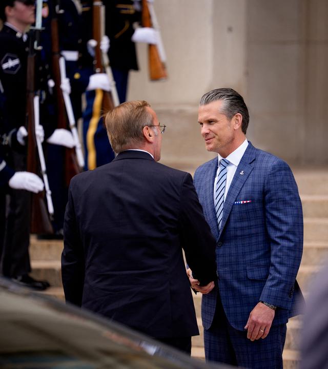 Bundesverteidigungsminister Boris Pistorius wird von seinem US-Amtskollegen Pete Hegseth in Arlington begrüßt.
