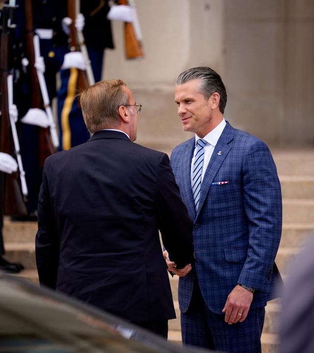 Bundesverteidigungsminister Boris Pistorius wird von seinem US-Amtskollegen Pete Hegseth in Arlington begrüßt.