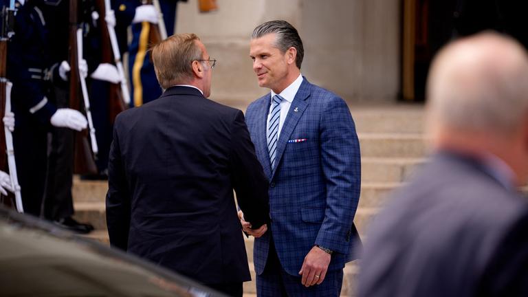 Bundesverteidigungsminister Boris Pistorius wird von seinem US-Amtskollegen Pete Hegseth in Arlington begrüßt.