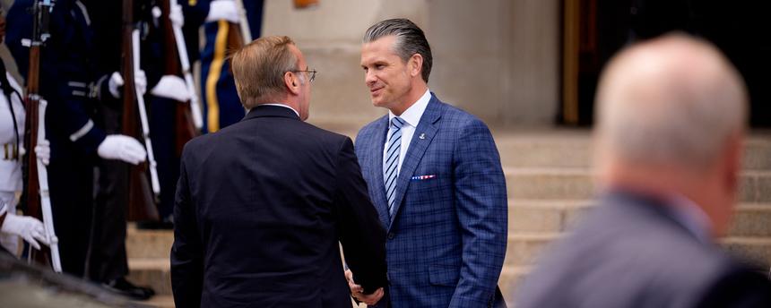 Bundesverteidigungsminister Boris Pistorius wird von seinem US-Amtskollegen Pete Hegseth in Arlington begrüßt.