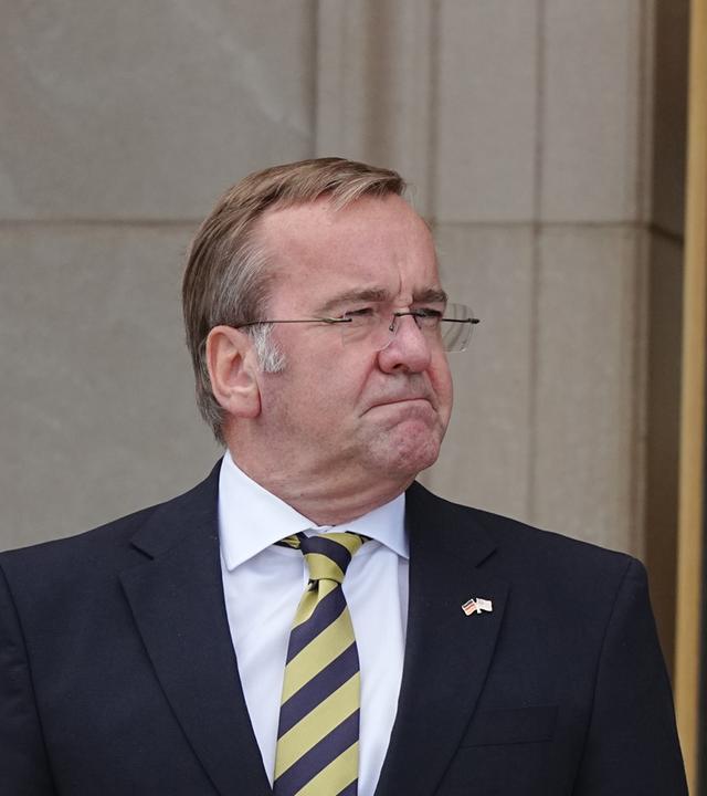  Boris Pistorius (l, SPD), Bundesminister der Verteidigung, wird mit einem Ehrenspalier am Pentagon durch Pete Hegseth, US-Verteidigungsminister, empfangen.