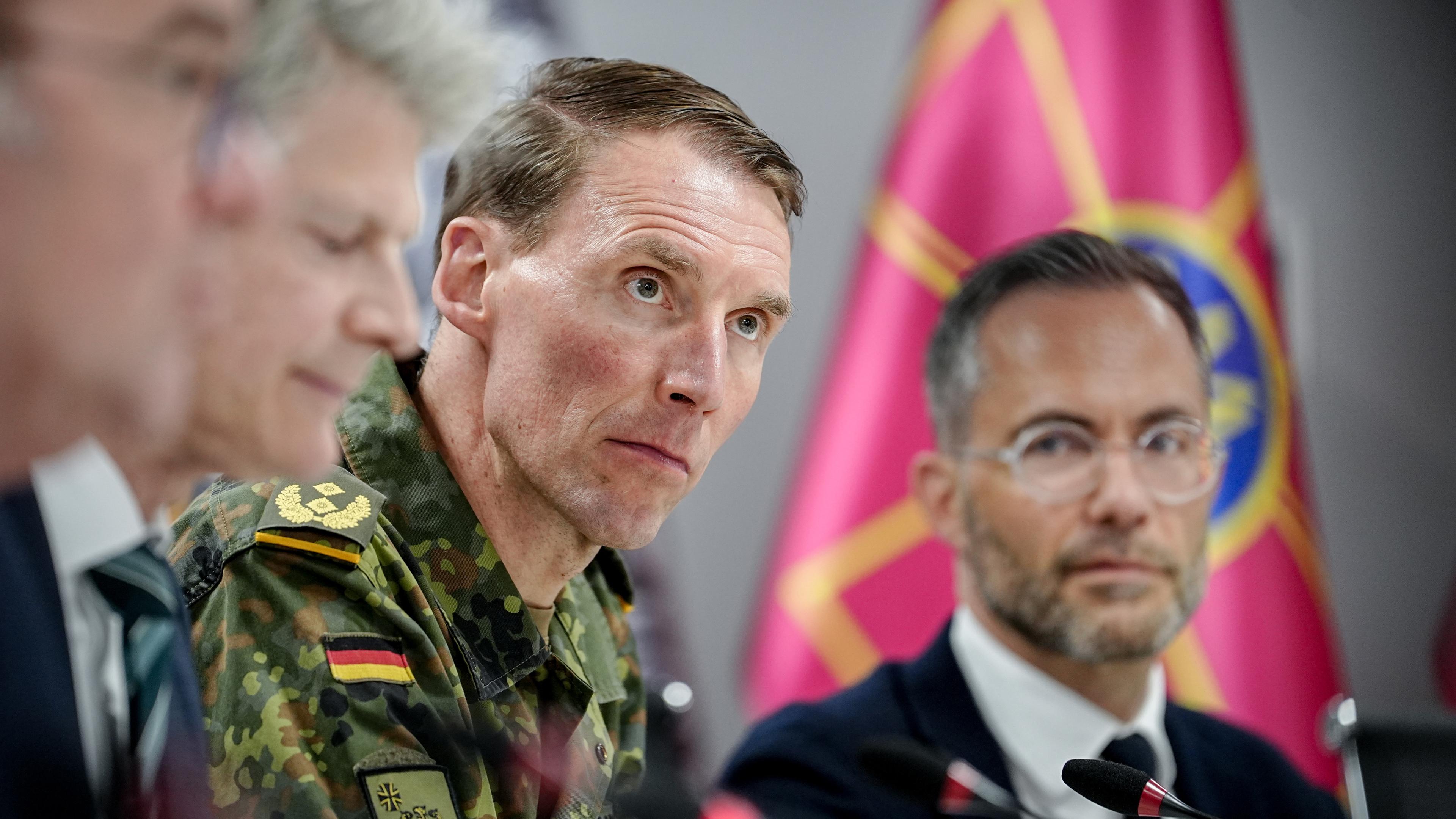 Archiv: Generalmajor Christian Freuding (M) nimmt am Treffen der Verteidigungsminister von Deutschland und der Ukraine teil. 