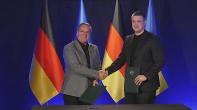 Boris Pistorius schüttelt einem ukrainischen Delegierten die Hand