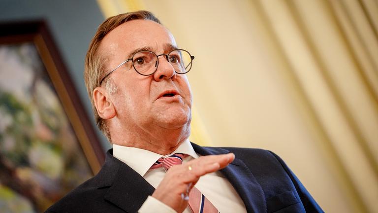 Boris Pistorius von schräg unten bei PK