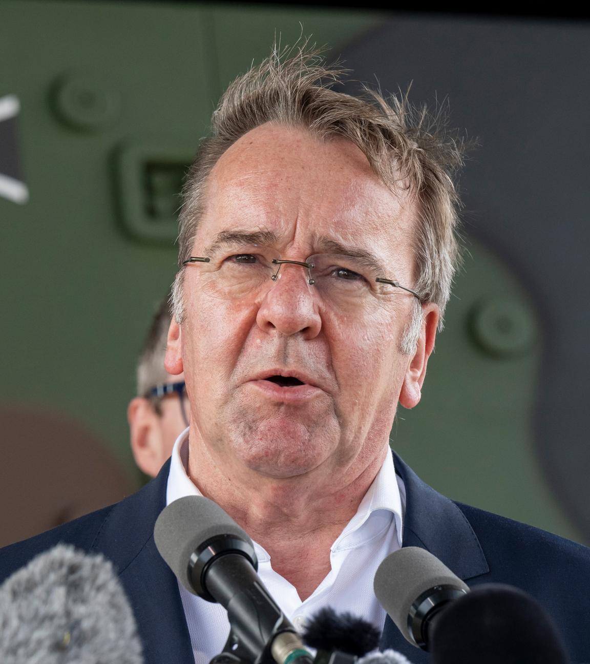 Boris Pistorius (SPD), Verteidigungsminister besichtigt das Rheinmetall-Werk für schwere Waffenträger-Fahrzeug. 