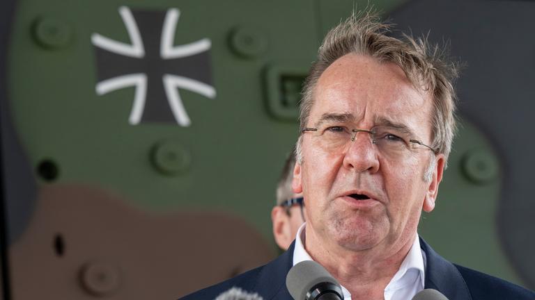 Boris Pistorius (SPD), Verteidigungsminister besichtigt das Rheinmetall-Werk für schwere Waffenträger-Fahrzeug. 