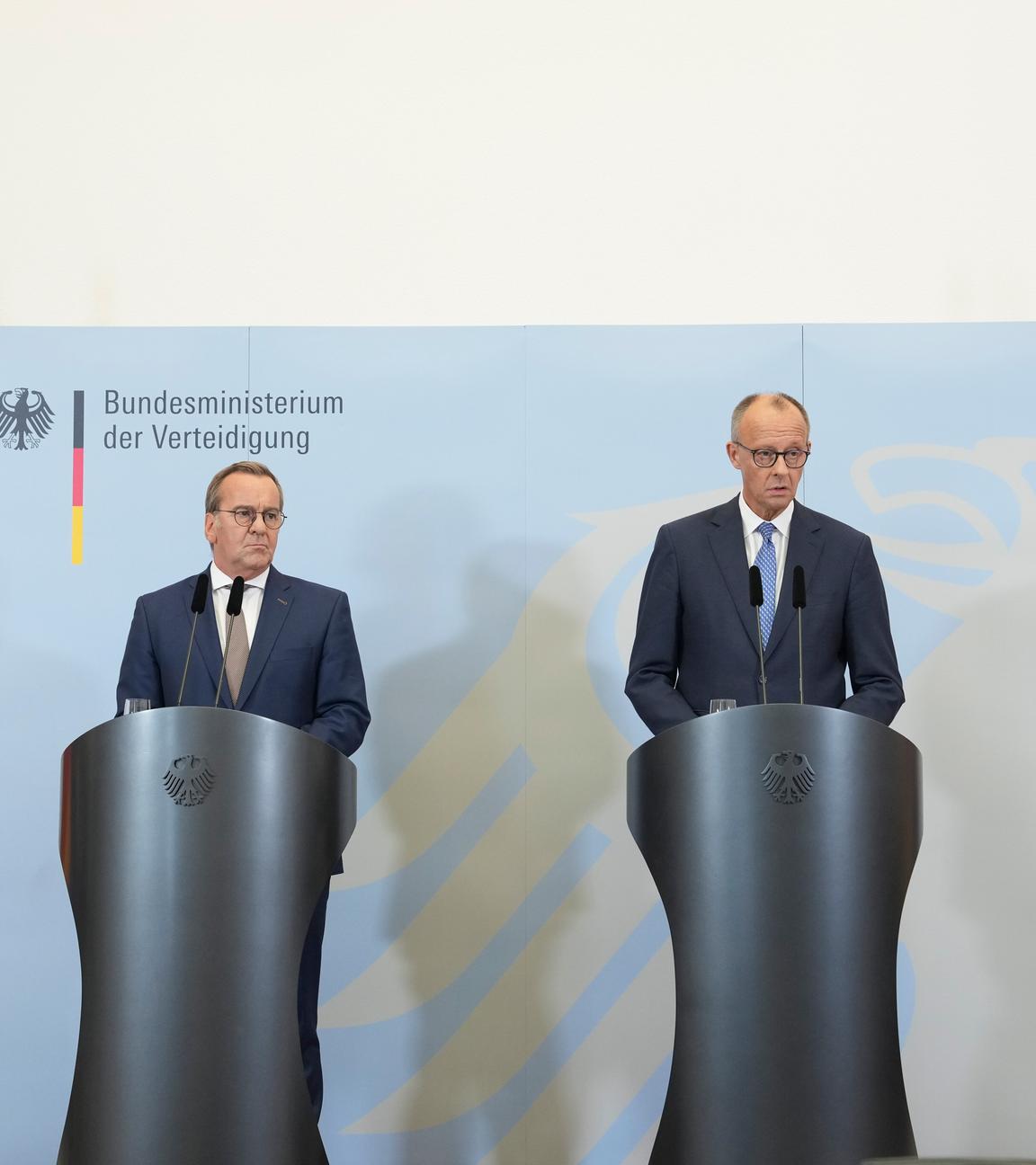 Bundeskanzler Friedrich Merz gemeinsam mit Verteidigungsminister Boris Pistorius beim Statement nach der Sitzung des Bundeskabinett im Bundesministerium der Verteidigung.