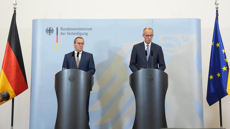 Bundeskanzler Friedrich Merz gemeinsam mit Verteidigungsminister Boris Pistorius beim Statement nach der Sitzung des Bundeskabinett im Bundesministerium der Verteidigung.