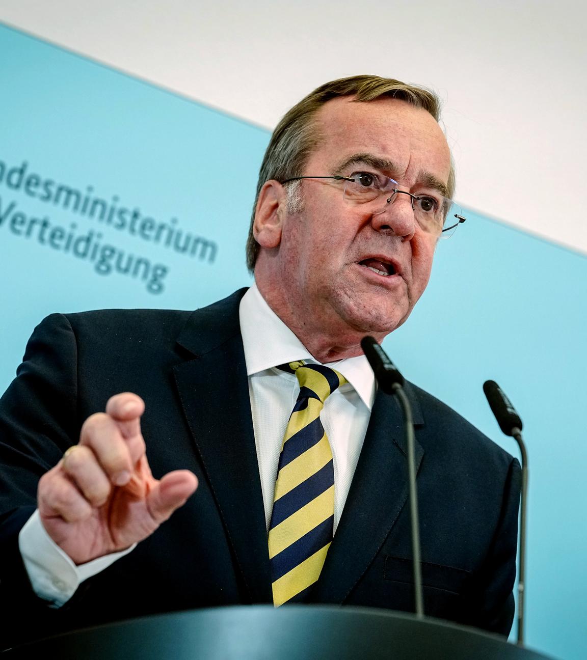  Boris Pistorius (SPD), Bundesminister der Verteidigung, stellt auf einer Pressekonferenz die deutsche Militärstrategie vor.
