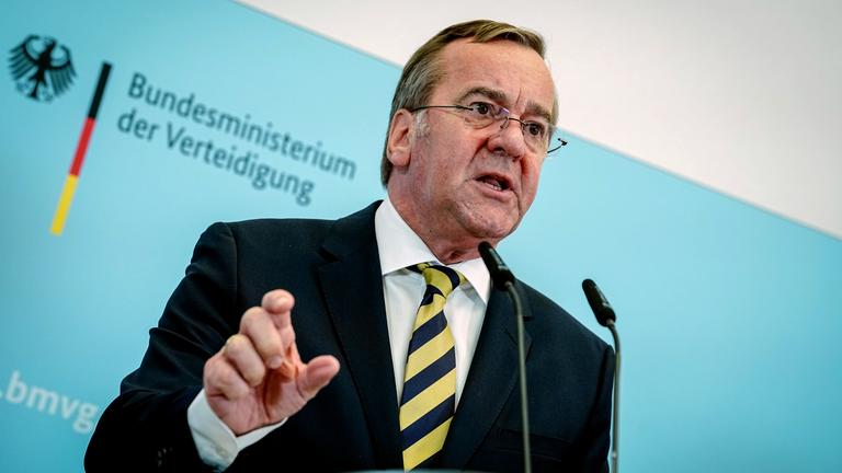  Boris Pistorius (SPD), Bundesminister der Verteidigung, stellt auf einer Pressekonferenz die deutsche Militärstrategie vor.