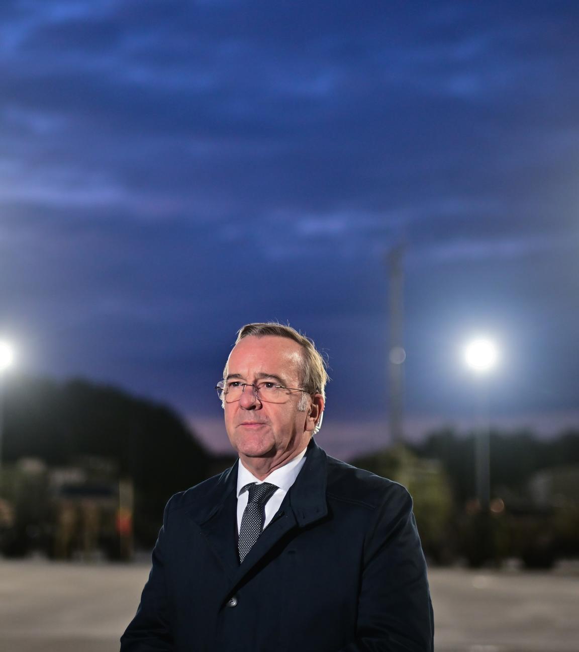 Bundesminister der Verteidigung, gibt nach der Eröffnung der Permanent Logistics Support Area (PLSA), einem Logistikzentrum zur Unterstützung der NATO eFP Battle Group, ein Interview.