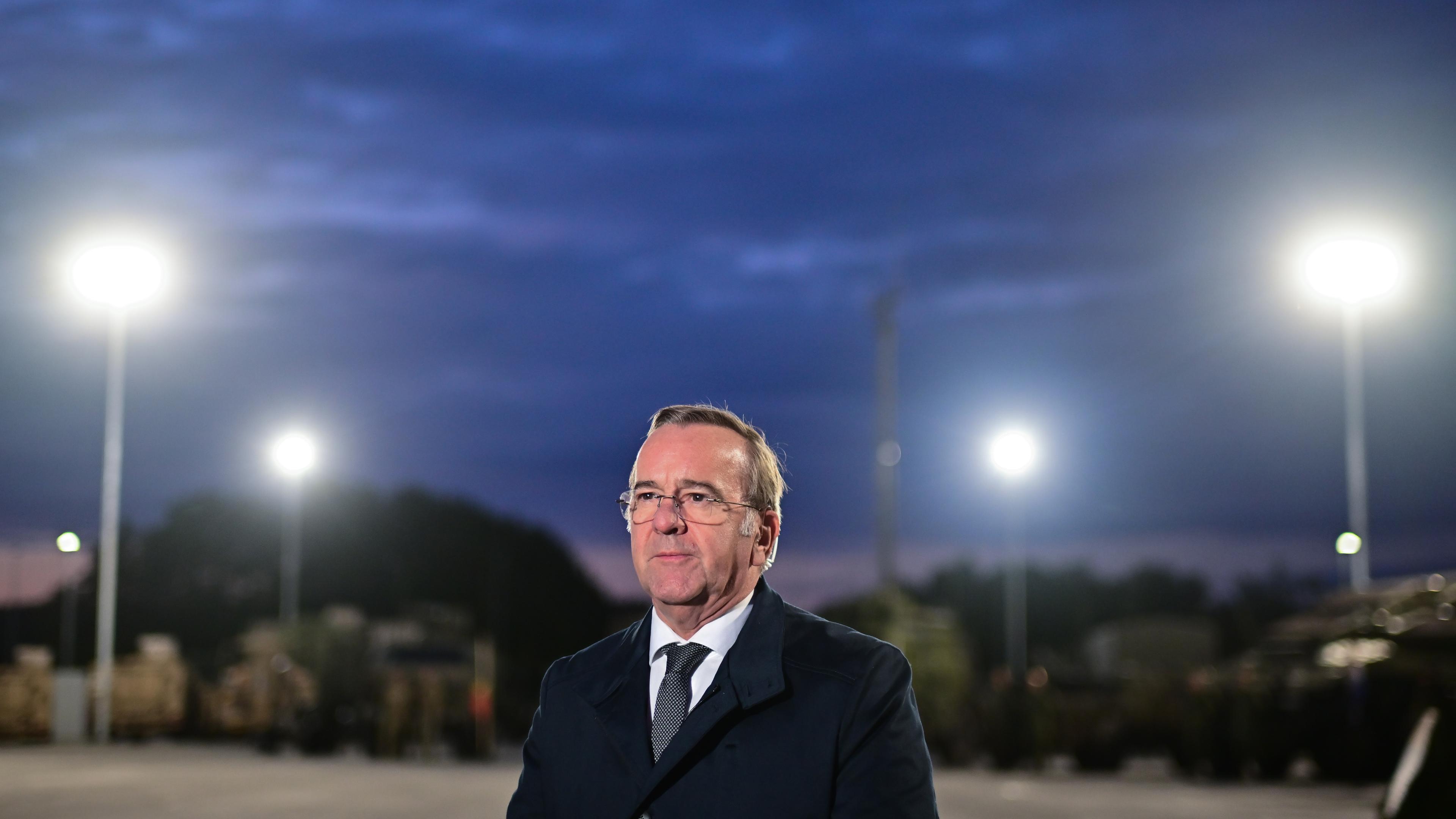 Bundesminister der Verteidigung, gibt nach der Eröffnung der Permanent Logistics Support Area (PLSA), einem Logistikzentrum zur Unterstützung der NATO eFP Battle Group, ein Interview.